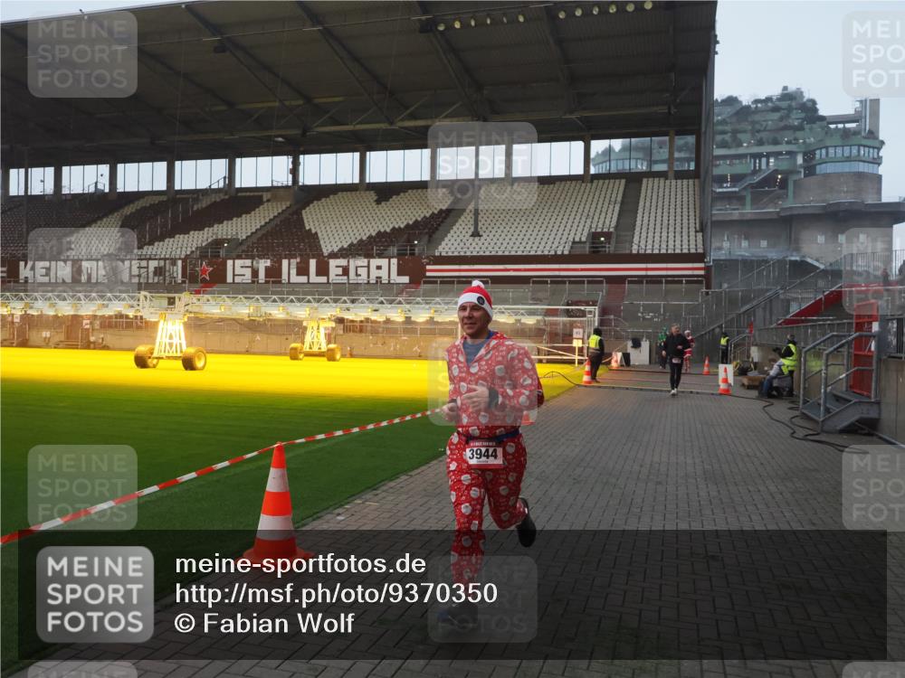 07.12.2025 - St. Pauli X-Mass-Run No. 15 Fabian Wolf http://msf.ph/oto/9370350 07.12.2025 10:02:15 Ziel 1934, 2472, 2923, 3944 meine-sportfotos.de