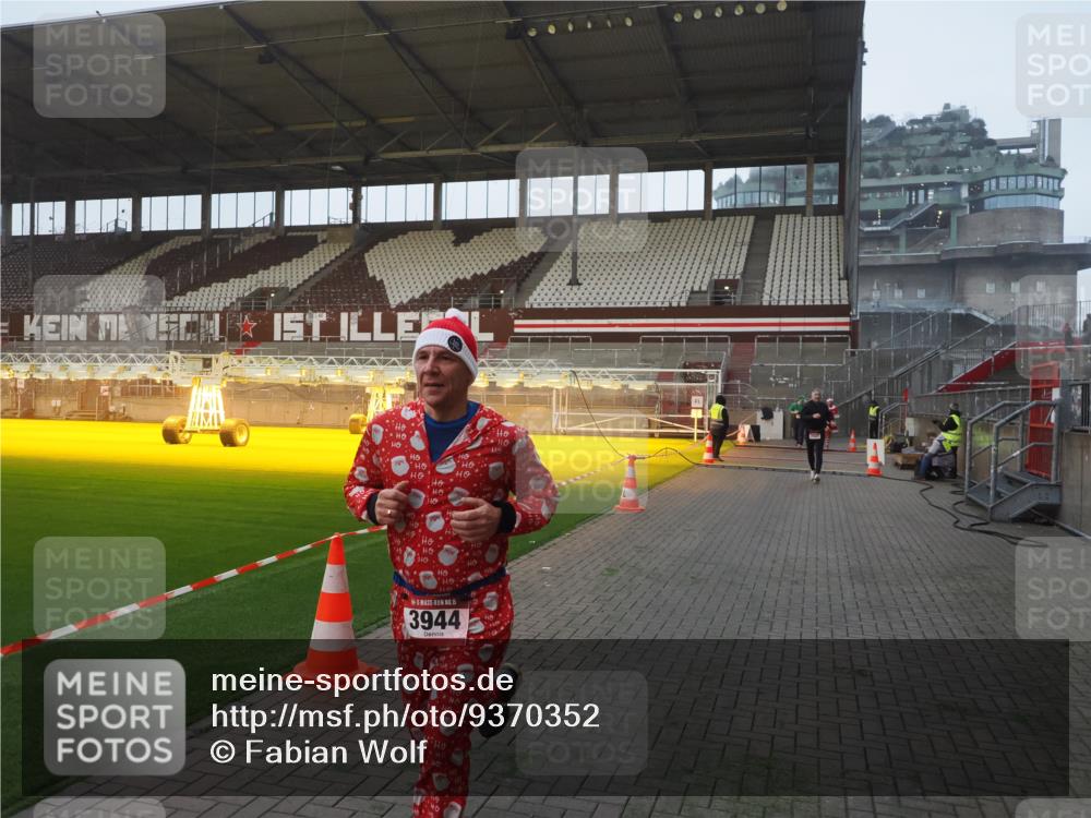 07.12.2025 - St. Pauli X-Mass-Run No. 15 Fabian Wolf http://msf.ph/oto/9370352 07.12.2025 10:02:15 Ziel 1934, 2472, 2923, 3944 meine-sportfotos.de