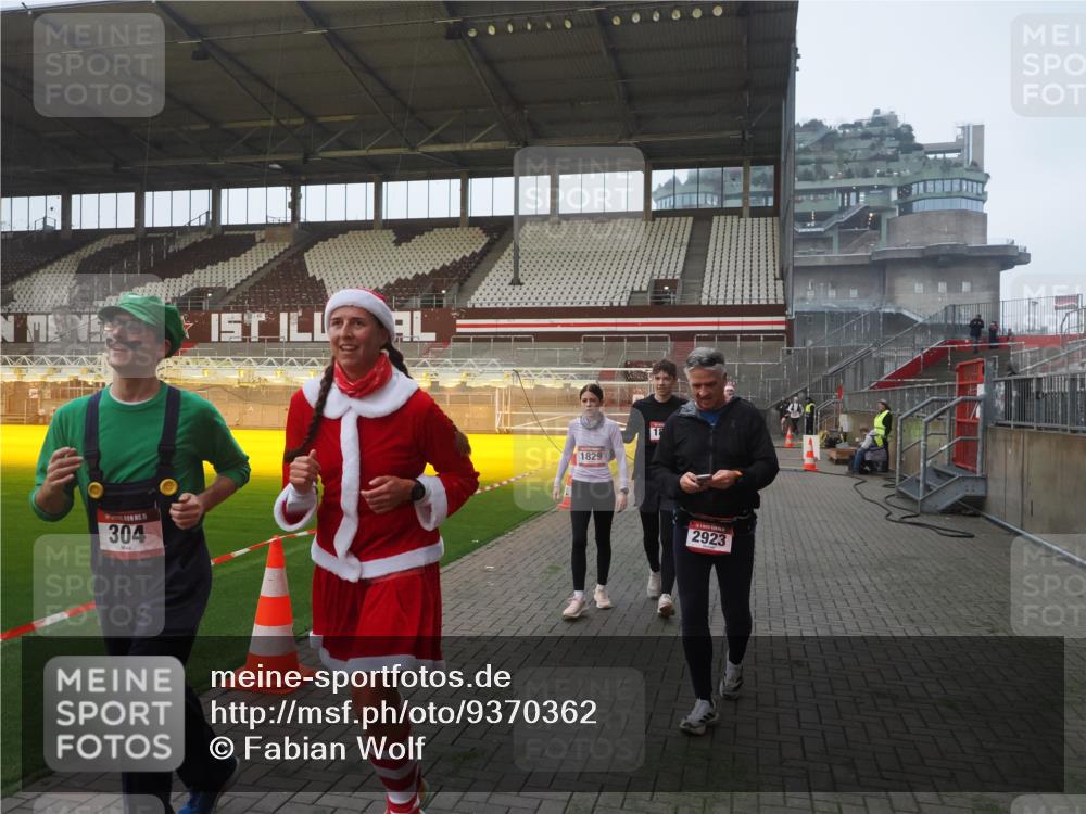 07.12.2025 - St. Pauli X-Mass-Run No. 15 Fabian Wolf http://msf.ph/oto/9370362 07.12.2025 10:02:26 Ziel 63, 304, 1105, 1828, 1829, 1934, 2604, 2923, 3944 meine-sportfotos.de