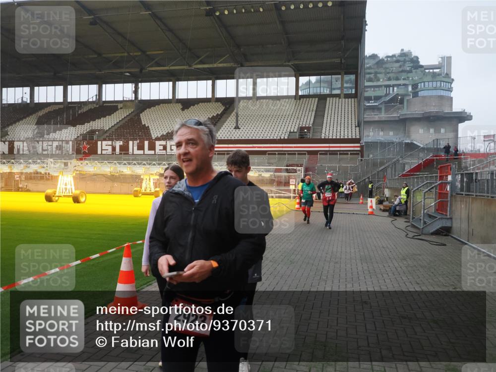 07.12.2025 - St. Pauli X-Mass-Run No. 15 Fabian Wolf http://msf.ph/oto/9370371 07.12.2025 10:02:28 Ziel 63, 304, 1105, 1828, 1829, 2604, 2923, 3944 meine-sportfotos.de