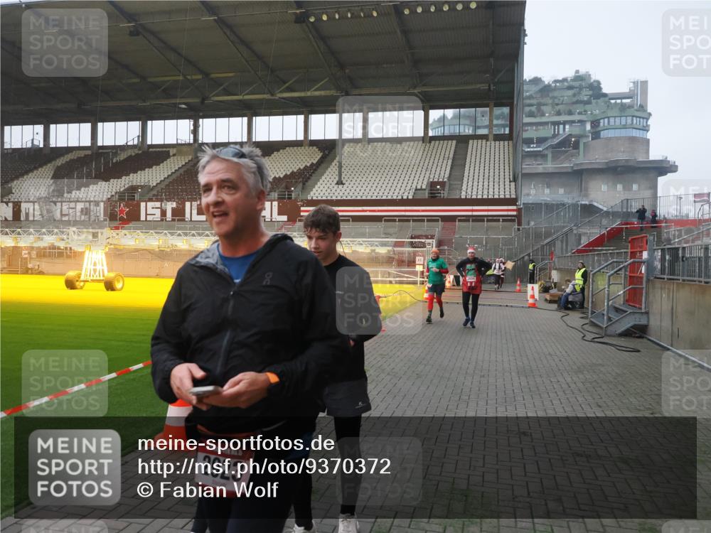 07.12.2025 - St. Pauli X-Mass-Run No. 15 Fabian Wolf http://msf.ph/oto/9370372 07.12.2025 10:02:29 Ziel 63, 304, 1105, 1828, 1829, 2604, 2923, 3944 meine-sportfotos.de