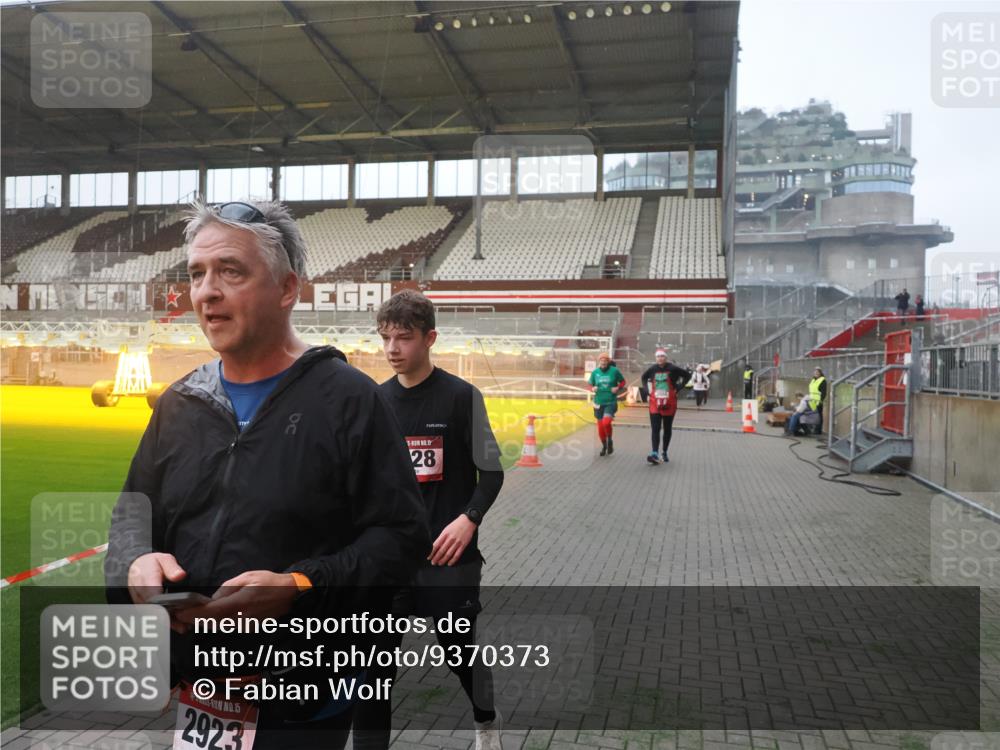 07.12.2025 - St. Pauli X-Mass-Run No. 15 Fabian Wolf http://msf.ph/oto/9370373 07.12.2025 10:02:29 Ziel 63, 304, 1105, 1828, 1829, 2604, 2923, 3944 meine-sportfotos.de