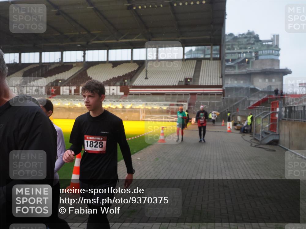 07.12.2025 - St. Pauli X-Mass-Run No. 15 Fabian Wolf http://msf.ph/oto/9370375 07.12.2025 10:02:29 Ziel 63, 304, 1105, 1828, 1829, 2604, 2923, 3944 meine-sportfotos.de