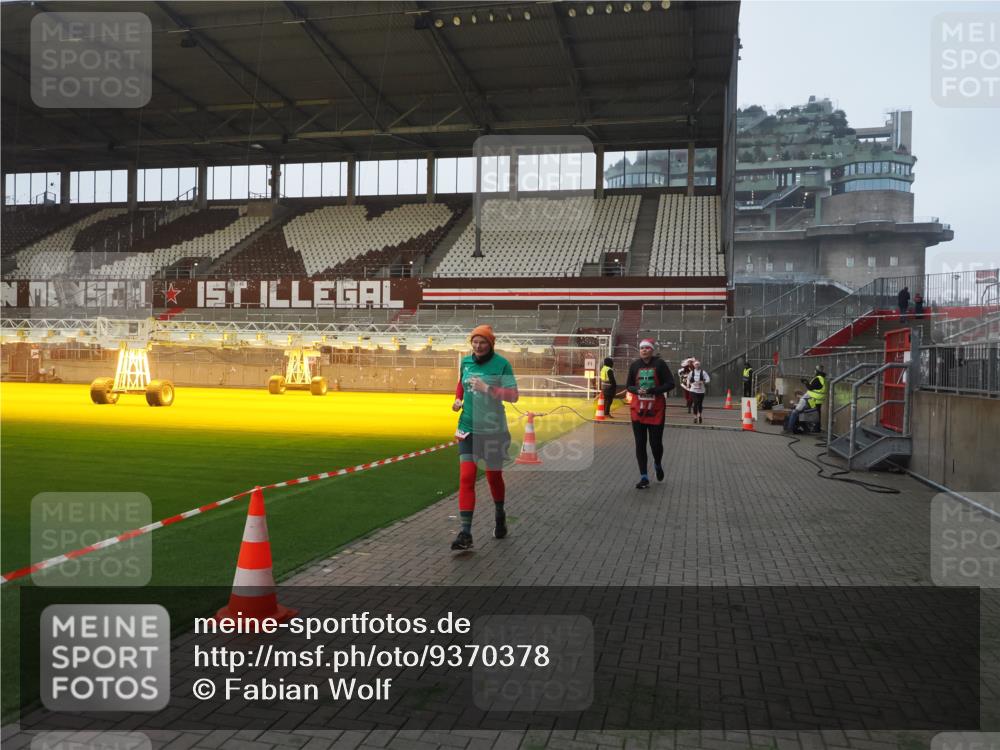 07.12.2025 - St. Pauli X-Mass-Run No. 15 Fabian Wolf http://msf.ph/oto/9370378 07.12.2025 10:02:31 Ziel 63, 304, 1105, 1828, 1829, 2510, 2514, 2604, 2923 meine-sportfotos.de