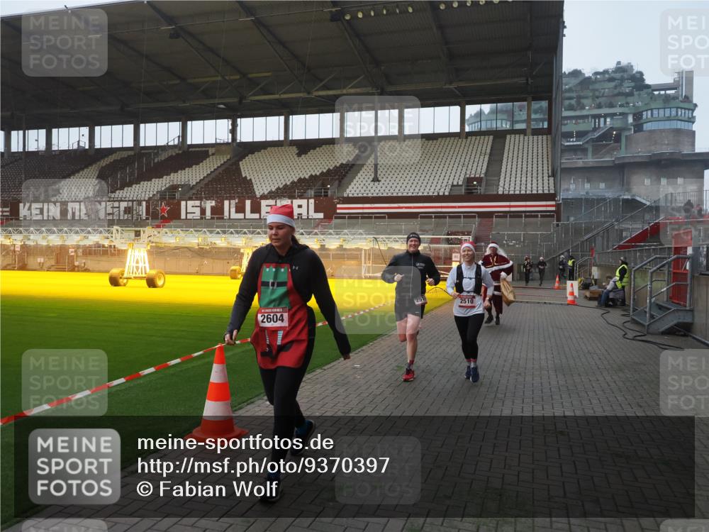 07.12.2025 - St. Pauli X-Mass-Run No. 15 Fabian Wolf http://msf.ph/oto/9370397 07.12.2025 10:02:36 Ziel 63, 304, 1105, 1828, 1829, 2510, 2514, 2604, 2908 meine-sportfotos.de