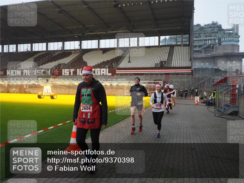 07.12.2025 - St. Pauli X-Mass-Run No. 15 Fabian Wolf http://msf.ph/oto/9370398 07.12.2025 10:02:36 Ziel 63, 304, 1105, 1828, 1829, 2510, 2514, 2604, 2908 meine-sportfotos.de