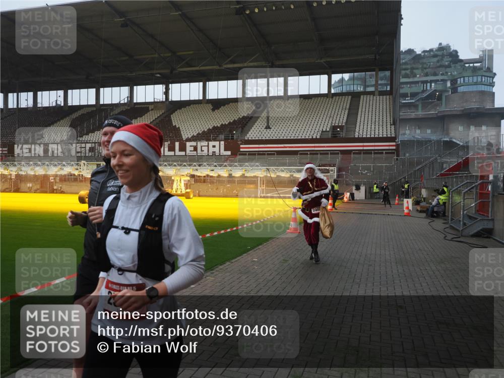 07.12.2025 - St. Pauli X-Mass-Run No. 15 Fabian Wolf http://msf.ph/oto/9370406 07.12.2025 10:02:38 Ziel 1105, 1828, 1829, 2510, 2514, 2604, 2781, 2908 meine-sportfotos.de