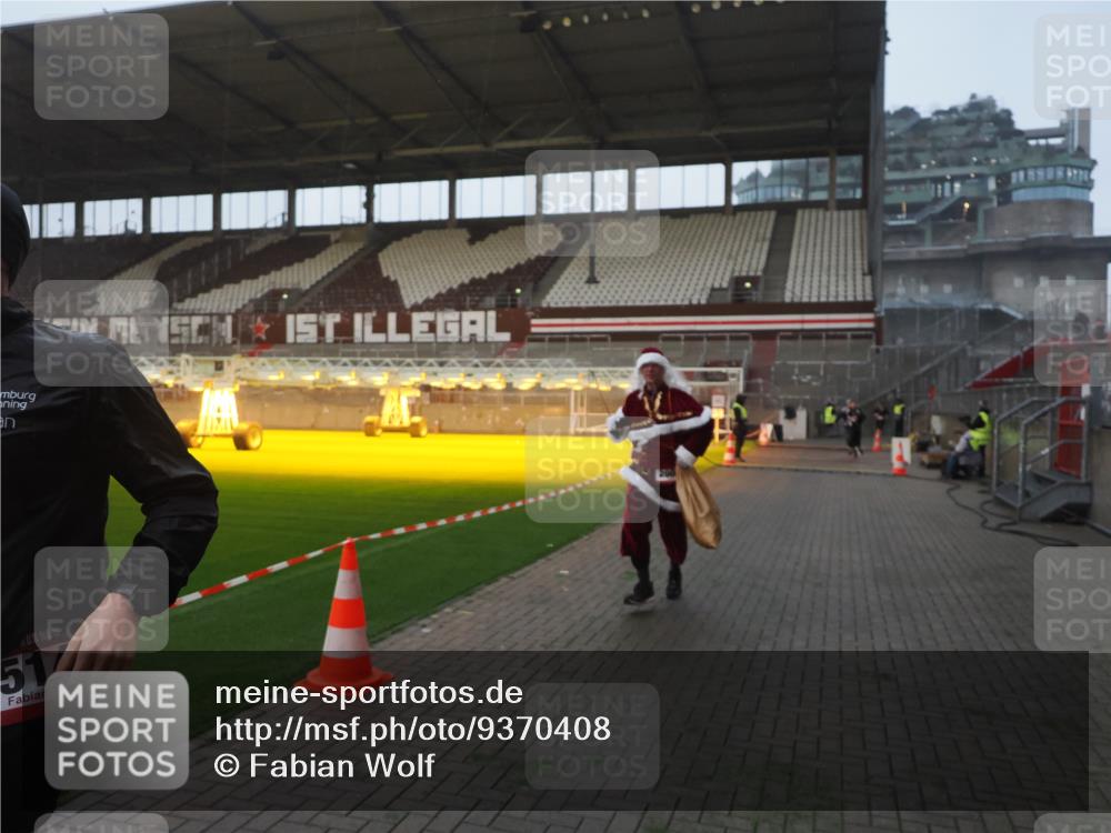 07.12.2025 - St. Pauli X-Mass-Run No. 15 Fabian Wolf http://msf.ph/oto/9370408 07.12.2025 10:02:38 Ziel 1105, 1828, 1829, 2510, 2514, 2604, 2781, 2908 meine-sportfotos.de