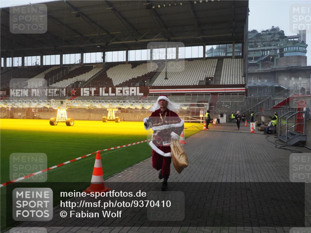 07.12.2025 - St. Pauli X-Mass-Run No. 15 Fabian Wolf http://msf.ph/oto/9370410 07.12.2025 10:02:39 Ziel 1105, 1828, 1829, 2510, 2514, 2604, 2780, 2781, 2908 meine-sportfotos.de