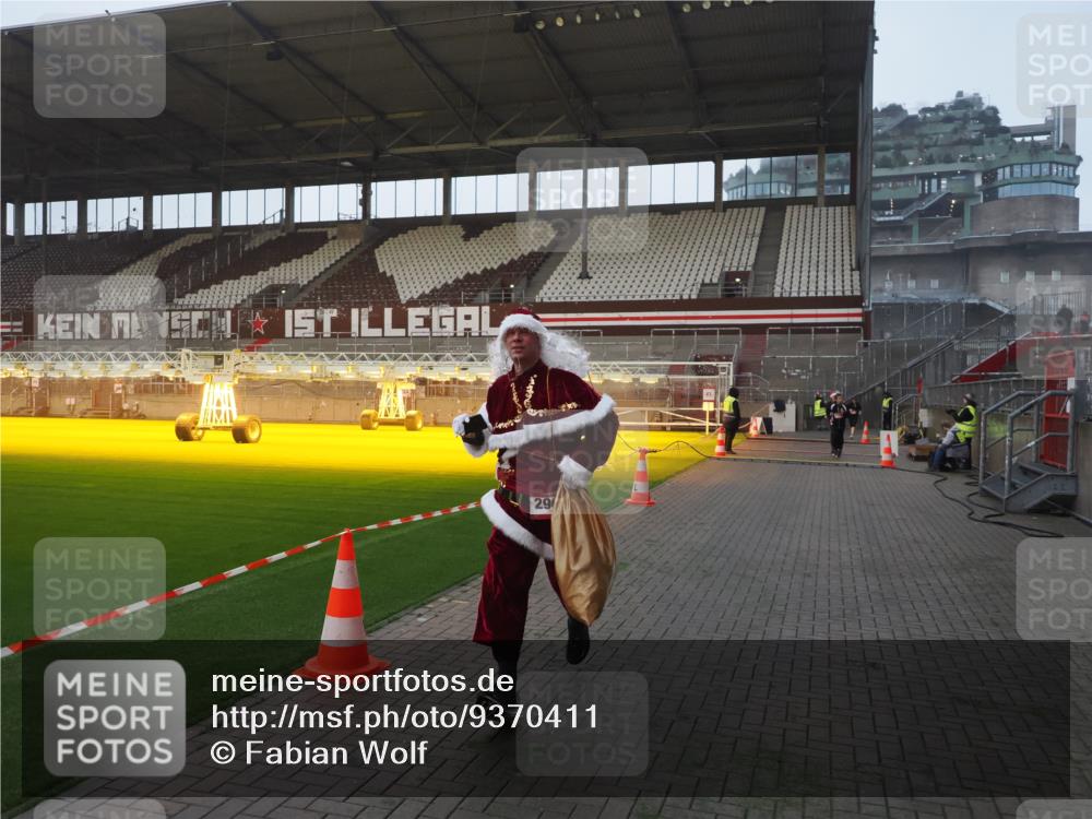 07.12.2025 - St. Pauli X-Mass-Run No. 15 Fabian Wolf http://msf.ph/oto/9370411 07.12.2025 10:02:39 Ziel 1105, 1828, 1829, 2510, 2514, 2604, 2780, 2781, 2908 meine-sportfotos.de
