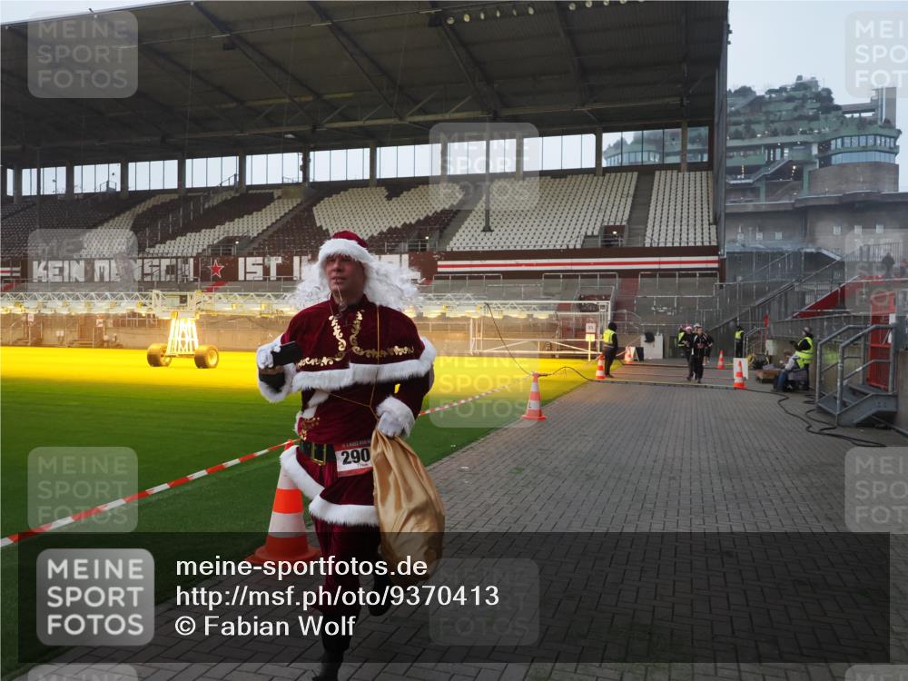 07.12.2025 - St. Pauli X-Mass-Run No. 15 Fabian Wolf http://msf.ph/oto/9370413 07.12.2025 10:02:39 Ziel 1105, 1828, 1829, 2510, 2514, 2604, 2780, 2781, 2908 meine-sportfotos.de