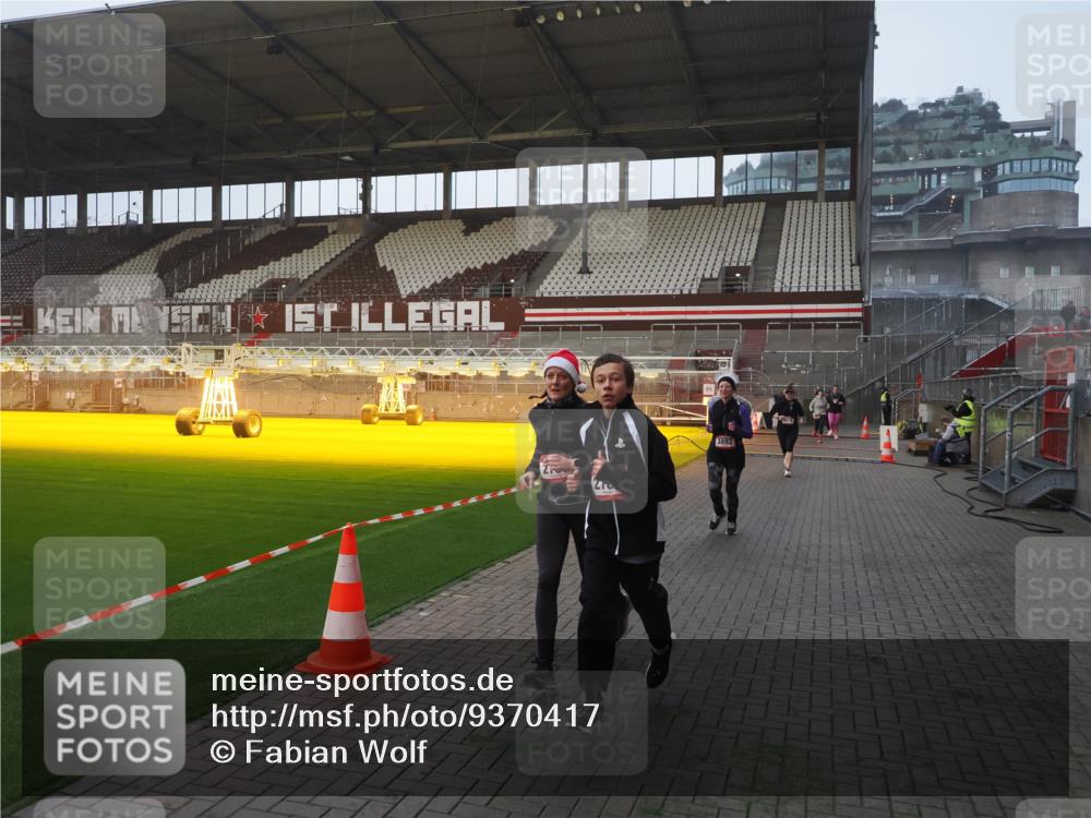 07.12.2025 - St. Pauli X-Mass-Run No. 15 Fabian Wolf http://msf.ph/oto/9370417 07.12.2025 10:02:45 Ziel 1105, 2510, 2514, 2780, 2781, 2908, 3518, 3892 meine-sportfotos.de