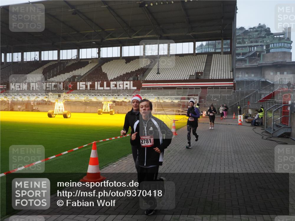 07.12.2025 - St. Pauli X-Mass-Run No. 15 Fabian Wolf http://msf.ph/oto/9370418 07.12.2025 10:02:45 Ziel 1105, 2510, 2514, 2780, 2781, 2908, 3518, 3892 meine-sportfotos.de