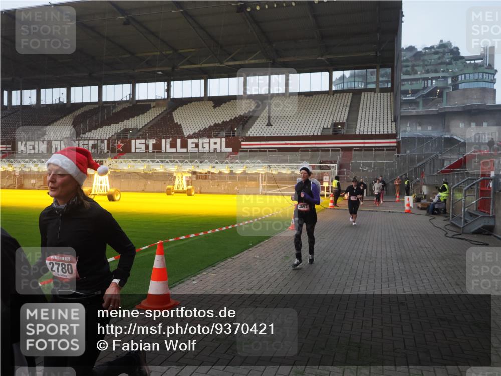 07.12.2025 - St. Pauli X-Mass-Run No. 15 Fabian Wolf http://msf.ph/oto/9370421 07.12.2025 10:02:46 Ziel 918, 1314, 2510, 2514, 2780, 2781, 2908, 3518, 3892 meine-sportfotos.de