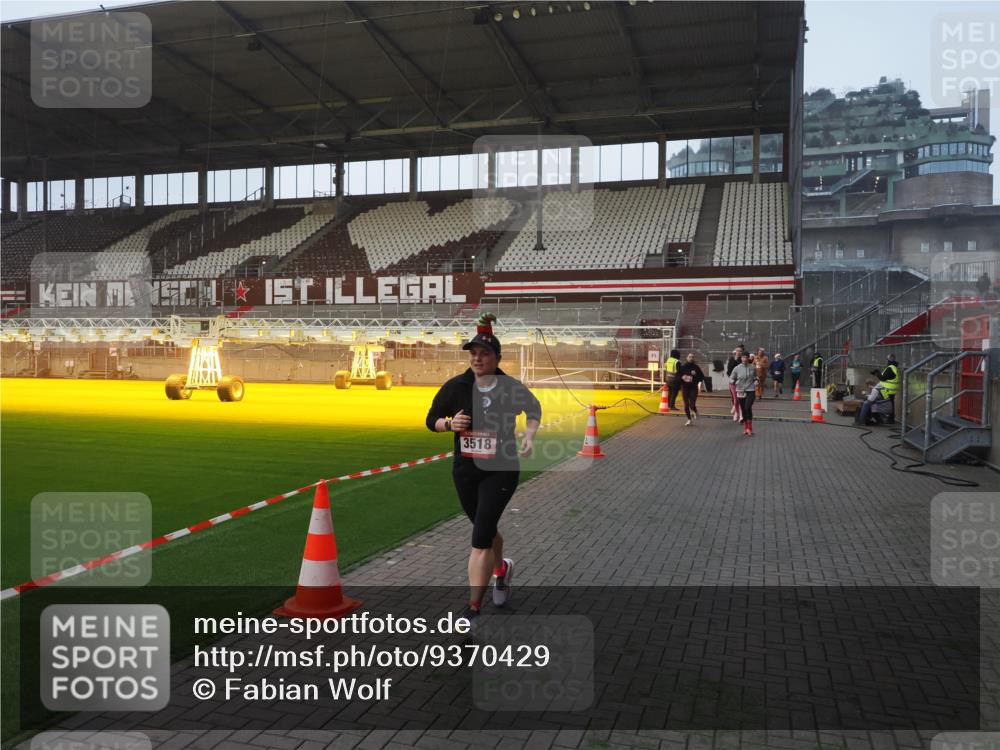 07.12.2025 - St. Pauli X-Mass-Run No. 15 Fabian Wolf http://msf.ph/oto/9370429 07.12.2025 10:02:49 Ziel 885, 918, 1314, 2510, 2514, 2780, 2781, 2908, 3284, 3518, 3892 meine-sportfotos.de