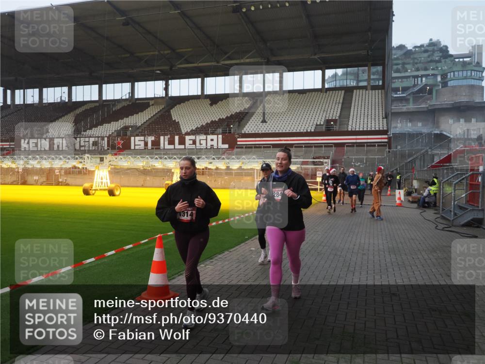 07.12.2025 - St. Pauli X-Mass-Run No. 15 Fabian Wolf http://msf.ph/oto/9370440 07.12.2025 10:02:55 Ziel 442, 443, 885, 918, 936, 943, 1314, 2505, 2780, 2781, 3284, 3417, 3518, 3892 meine-sportfotos.de
