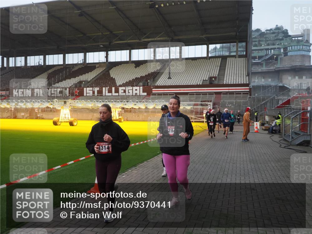 07.12.2025 - St. Pauli X-Mass-Run No. 15 Fabian Wolf http://msf.ph/oto/9370441 07.12.2025 10:02:55 Ziel 442, 443, 885, 918, 936, 943, 1314, 2505, 2780, 2781, 3284, 3417, 3518, 3892 meine-sportfotos.de