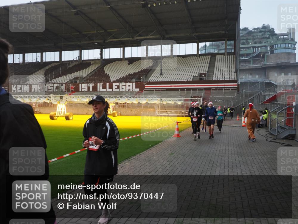 07.12.2025 - St. Pauli X-Mass-Run No. 15 Fabian Wolf http://msf.ph/oto/9370447 07.12.2025 10:02:57 Ziel 442, 443, 885, 918, 936, 943, 1314, 2505, 2780, 2781, 3284, 3417, 3518, 3892 meine-sportfotos.de