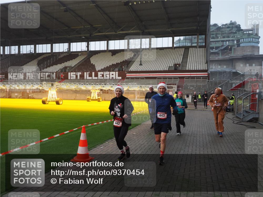 07.12.2025 - St. Pauli X-Mass-Run No. 15 Fabian Wolf http://msf.ph/oto/9370454 07.12.2025 10:02:59 Ziel 177, 442, 443, 885, 918, 936, 943, 956, 1314, 2505, 2780, 3284, 3417, 3518, 3892 meine-sportfotos.de
