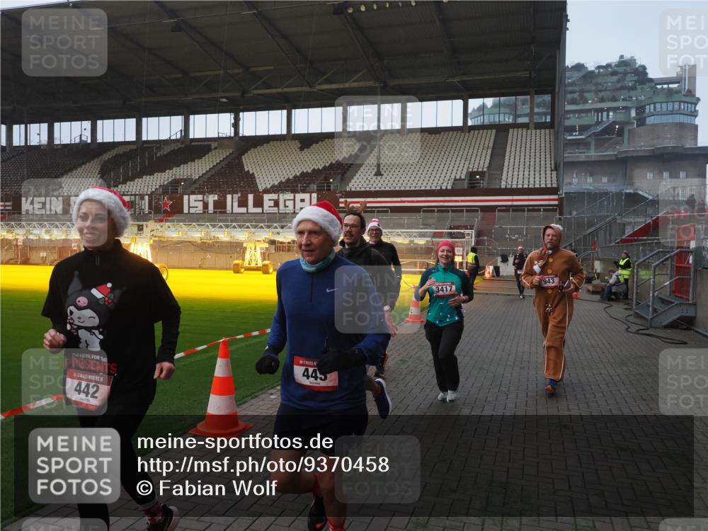 07.12.2025 - St. Pauli X-Mass-Run No. 15 Fabian Wolf http://msf.ph/oto/9370458 07.12.2025 10:03:00 Ziel 177, 442, 443, 885, 918, 936, 943, 956, 1314, 2505, 3284, 3417, 3518, 3892 meine-sportfotos.de