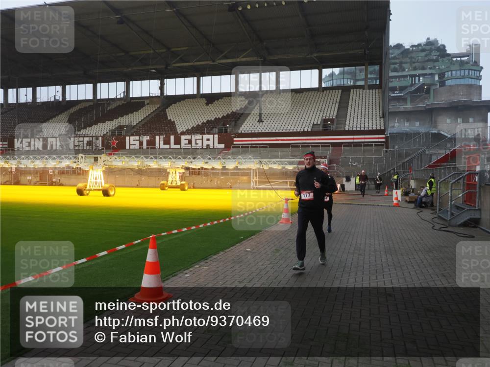07.12.2025 - St. Pauli X-Mass-Run No. 15 Fabian Wolf http://msf.ph/oto/9370469 07.12.2025 10:03:03 Ziel 177, 442, 443, 885, 918, 936, 943, 956, 1118, 1314, 2505, 3284, 3417 meine-sportfotos.de