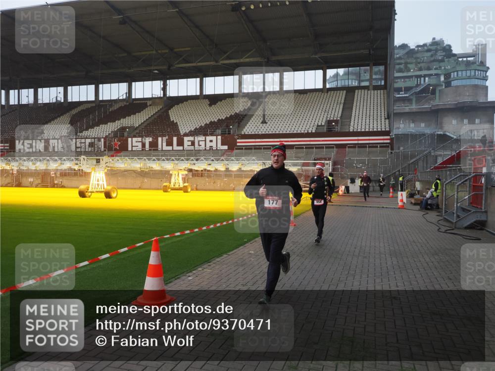 07.12.2025 - St. Pauli X-Mass-Run No. 15 Fabian Wolf http://msf.ph/oto/9370471 07.12.2025 10:03:03 Ziel 177, 442, 443, 885, 918, 936, 943, 956, 1118, 1314, 2505, 3284, 3417 meine-sportfotos.de