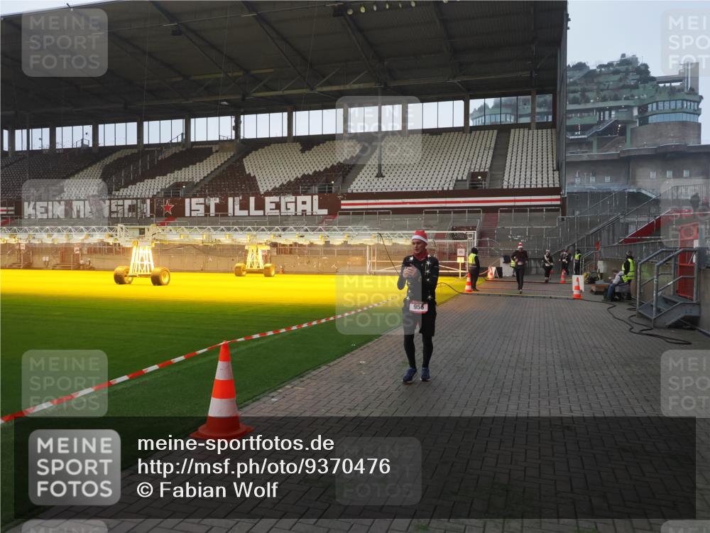 07.12.2025 - St. Pauli X-Mass-Run No. 15 Fabian Wolf http://msf.ph/oto/9370476 07.12.2025 10:03:04 Ziel 177, 442, 443, 885, 918, 936, 943, 956, 1118, 1314, 2505, 3284, 3417 meine-sportfotos.de