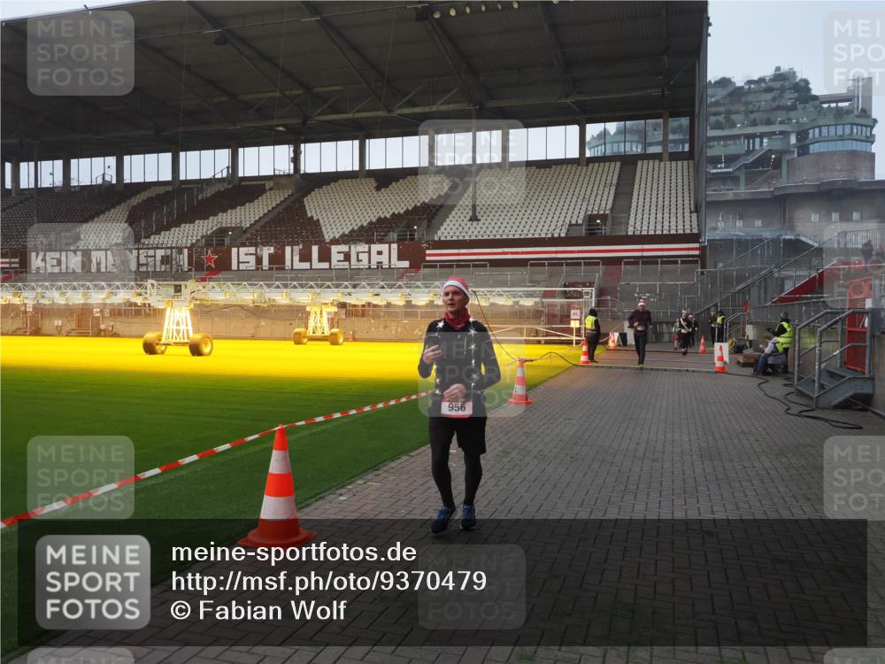 07.12.2025 - St. Pauli X-Mass-Run No. 15 Fabian Wolf http://msf.ph/oto/9370479 07.12.2025 10:03:05 Ziel 177, 442, 443, 885, 918, 936, 943, 956, 1118, 1314, 2505, 3284, 3417 meine-sportfotos.de