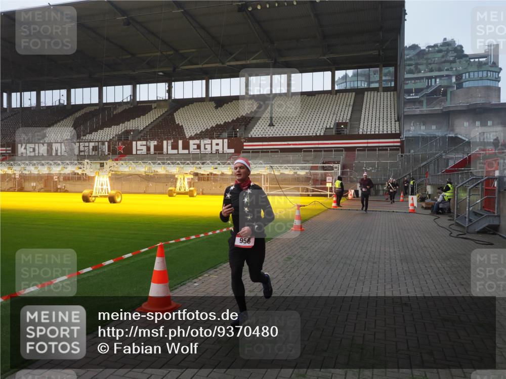07.12.2025 - St. Pauli X-Mass-Run No. 15 Fabian Wolf http://msf.ph/oto/9370480 07.12.2025 10:03:05 Ziel 177, 442, 443, 885, 918, 936, 943, 956, 1118, 1314, 2505, 3284, 3417 meine-sportfotos.de