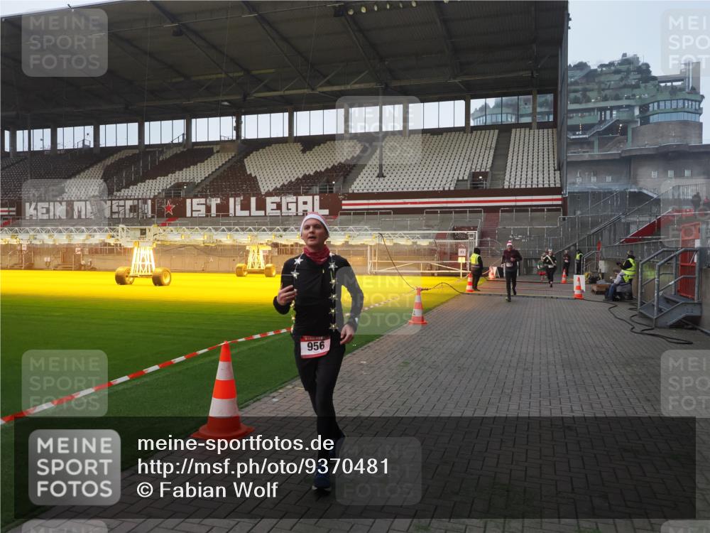 07.12.2025 - St. Pauli X-Mass-Run No. 15 Fabian Wolf http://msf.ph/oto/9370481 07.12.2025 10:03:05 Ziel 177, 442, 443, 885, 918, 936, 943, 956, 1118, 1314, 2505, 3284, 3417 meine-sportfotos.de