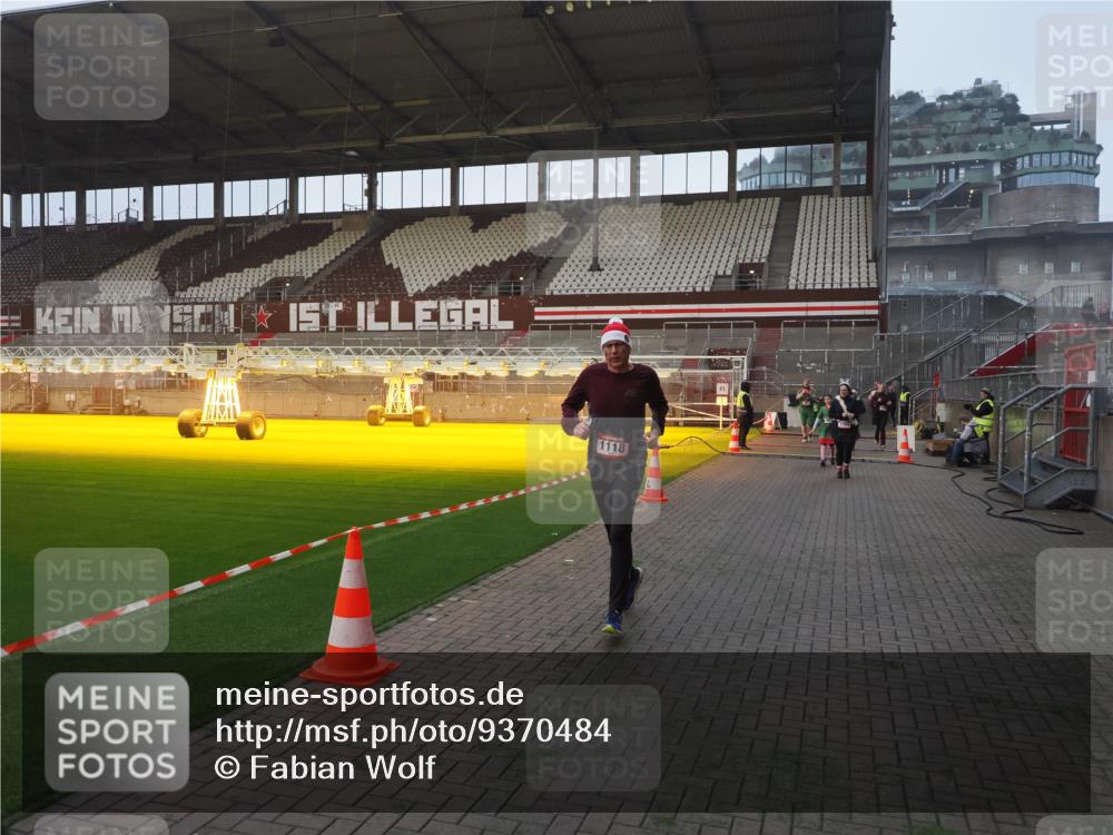 07.12.2025 - St. Pauli X-Mass-Run No. 15 Fabian Wolf http://msf.ph/oto/9370484 07.12.2025 10:03:09 Ziel 177, 442, 443, 460, 936, 943, 956, 963, 1118, 1594, 2505, 2682, 3417 meine-sportfotos.de