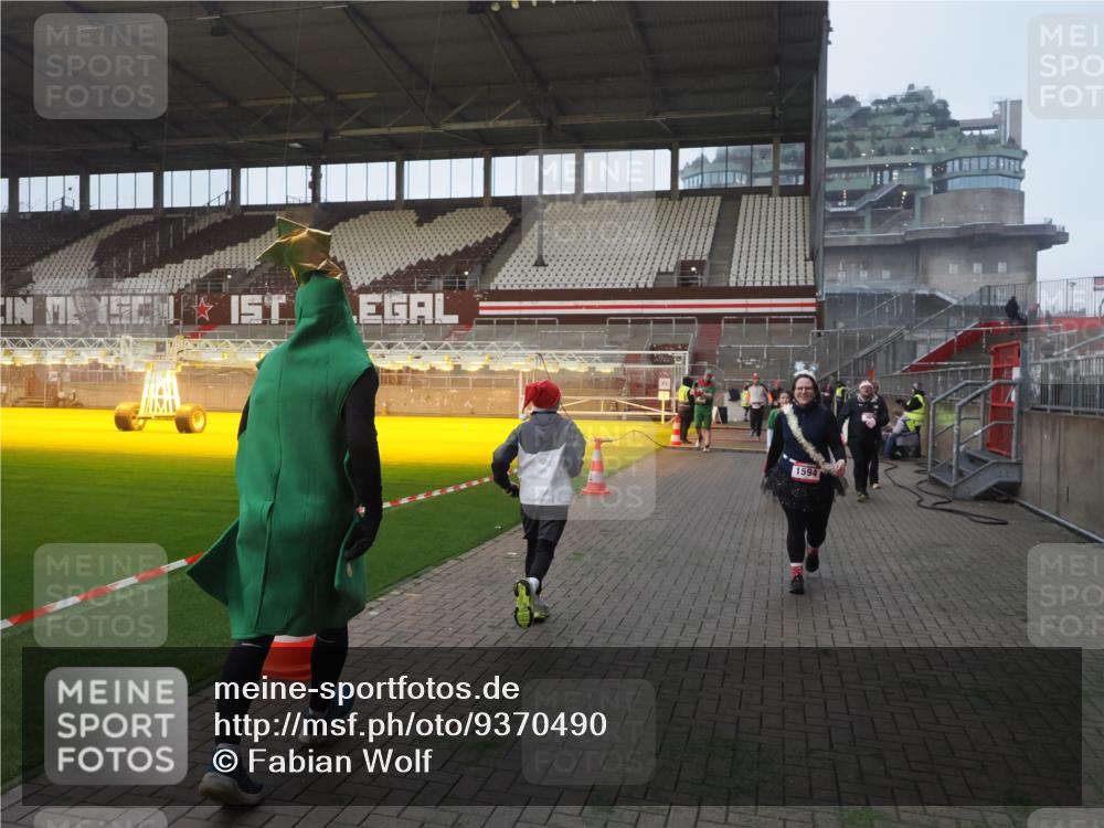 07.12.2025 - St. Pauli X-Mass-Run No. 15 Fabian Wolf http://msf.ph/oto/9370490 07.12.2025 10:03:15 Ziel 177, 460, 956, 963, 965, 1118, 1594, 2682, 2973, 2975 meine-sportfotos.de