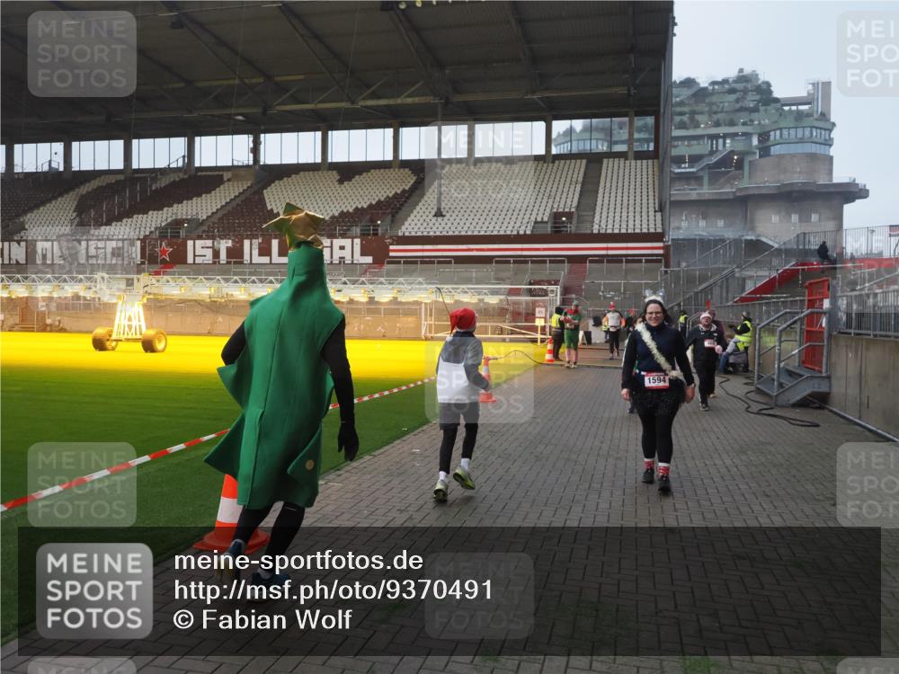 07.12.2025 - St. Pauli X-Mass-Run No. 15 Fabian Wolf http://msf.ph/oto/9370491 07.12.2025 10:03:15 Ziel 177, 460, 956, 963, 965, 1118, 1594, 2682, 2973, 2975 meine-sportfotos.de