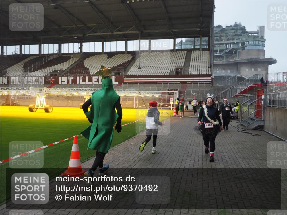 07.12.2025 - St. Pauli X-Mass-Run No. 15 Fabian Wolf http://msf.ph/oto/9370492 07.12.2025 10:03:15 Ziel 177, 460, 956, 963, 965, 1118, 1594, 2682, 2973, 2975 meine-sportfotos.de