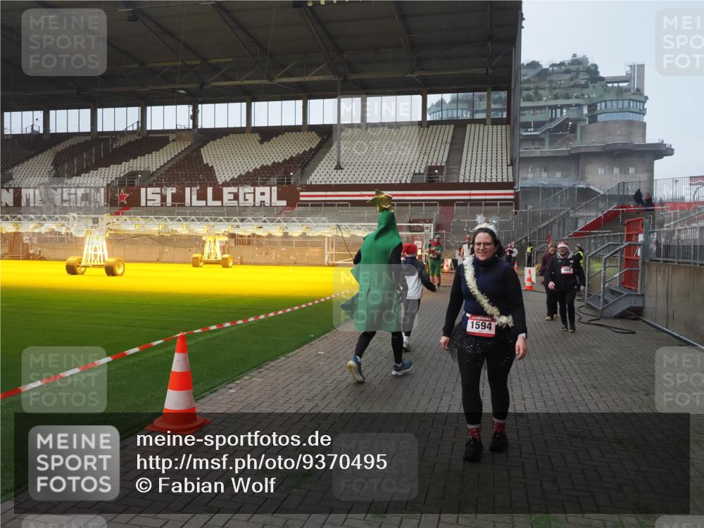 07.12.2025 - St. Pauli X-Mass-Run No. 15 Fabian Wolf http://msf.ph/oto/9370495 07.12.2025 10:03:16 Ziel 177, 460, 956, 963, 965, 1118, 1594, 2682, 2973, 2975 meine-sportfotos.de