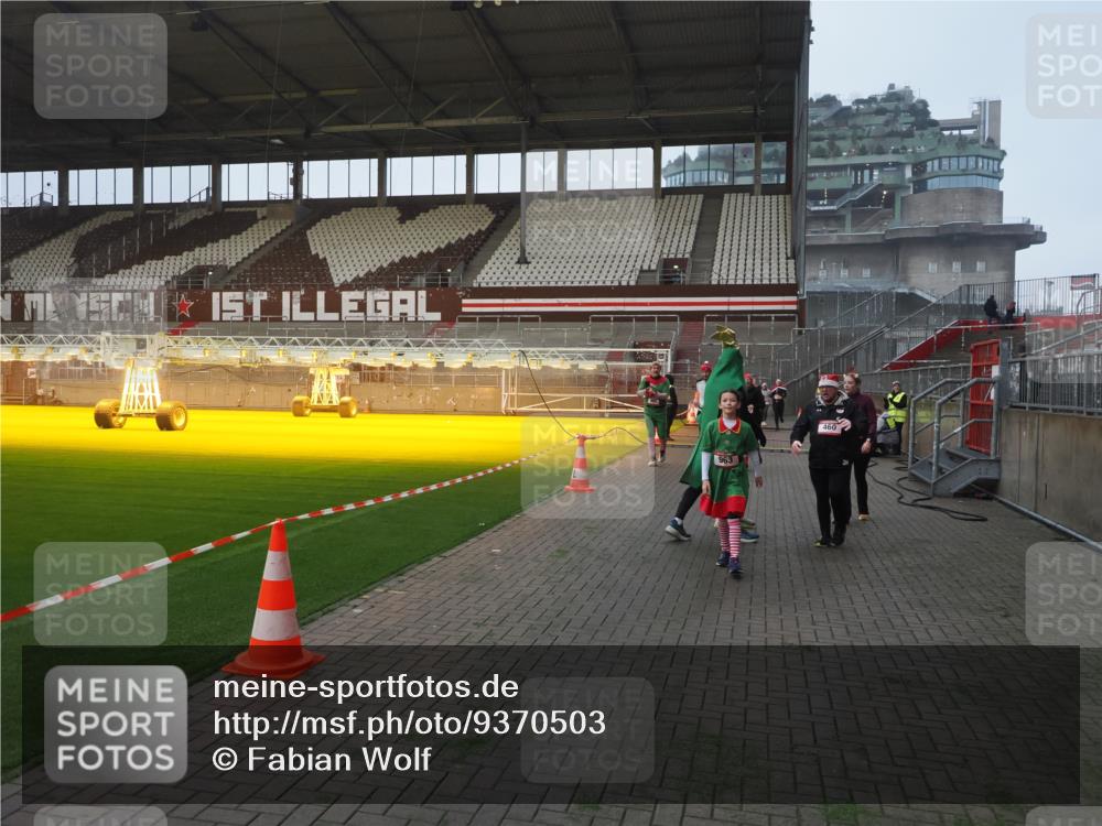 07.12.2025 - St. Pauli X-Mass-Run No. 15 Fabian Wolf http://msf.ph/oto/9370503 07.12.2025 10:03:18 Ziel 177, 460, 956, 963, 965, 1118, 1594, 2682, 2973, 2975 meine-sportfotos.de