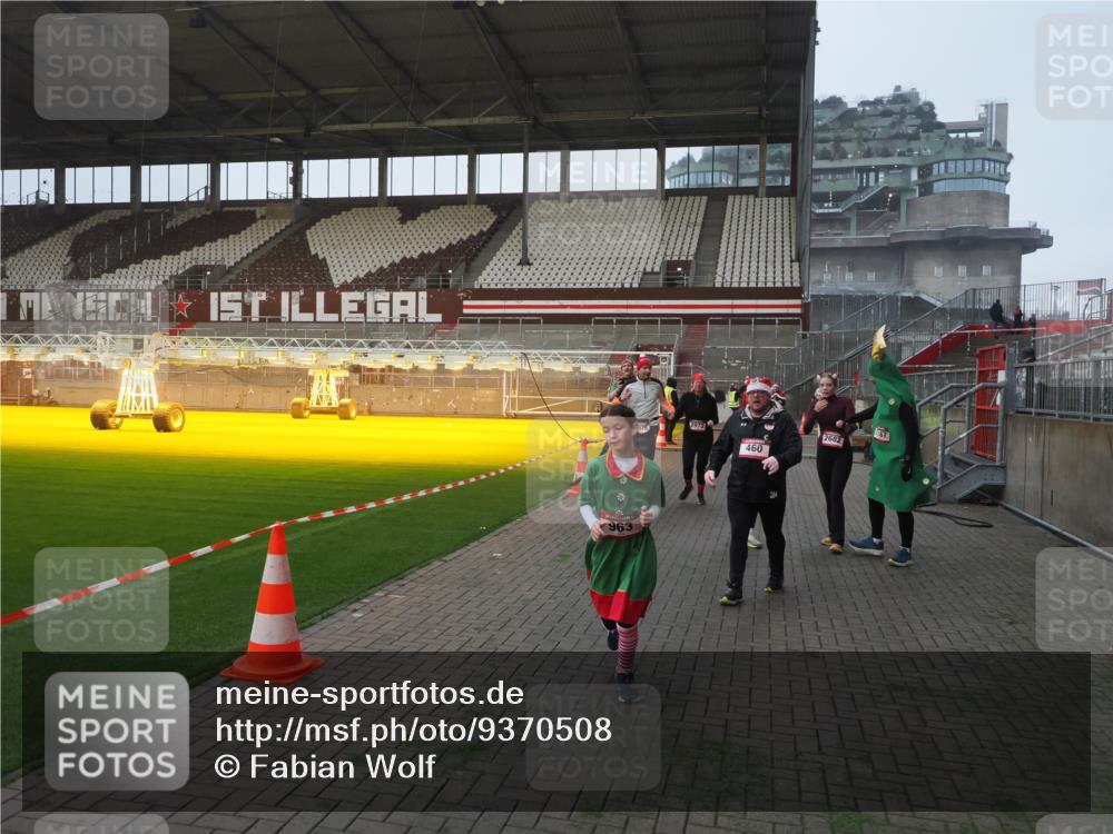 07.12.2025 - St. Pauli X-Mass-Run No. 15 Fabian Wolf http://msf.ph/oto/9370508 07.12.2025 10:03:20 Ziel 460, 963, 965, 1118, 1484, 1486, 1594, 2682, 2973, 2975 meine-sportfotos.de