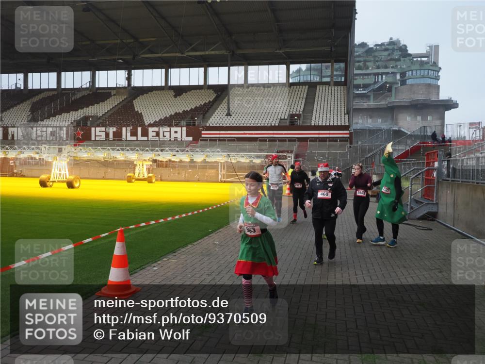 07.12.2025 - St. Pauli X-Mass-Run No. 15 Fabian Wolf http://msf.ph/oto/9370509 07.12.2025 10:03:20 Ziel 460, 963, 965, 1118, 1484, 1486, 1594, 2682, 2973, 2975 meine-sportfotos.de
