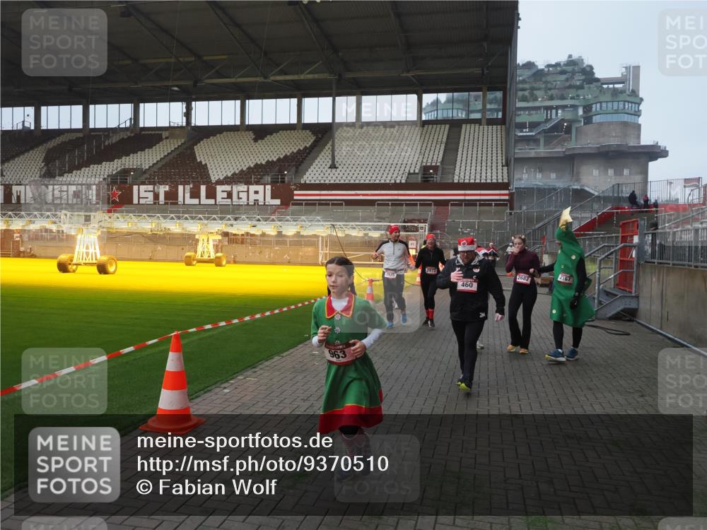 07.12.2025 - St. Pauli X-Mass-Run No. 15 Fabian Wolf http://msf.ph/oto/9370510 07.12.2025 10:03:21 Ziel 460, 963, 965, 1118, 1484, 1486, 1594, 2682, 2973, 2975, 4193, 4239 meine-sportfotos.de