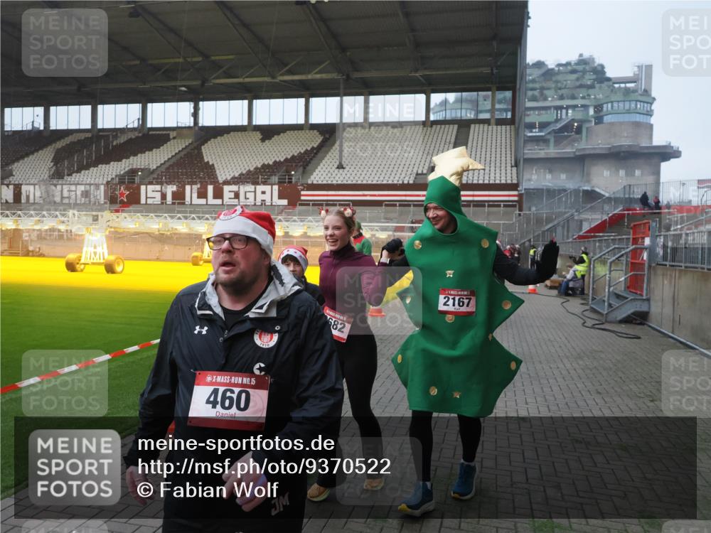 07.12.2025 - St. Pauli X-Mass-Run No. 15 Fabian Wolf http://msf.ph/oto/9370522 07.12.2025 10:03:24 Ziel 460, 963, 965, 1484, 1486, 1594, 2682, 2973, 2975, 4193, 4239 meine-sportfotos.de