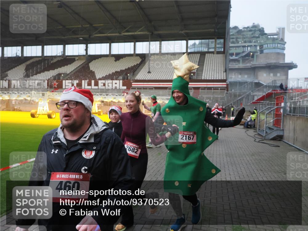 07.12.2025 - St. Pauli X-Mass-Run No. 15 Fabian Wolf http://msf.ph/oto/9370523 07.12.2025 10:03:24 Ziel 460, 963, 965, 1484, 1486, 1594, 2682, 2973, 2975, 4193, 4239 meine-sportfotos.de