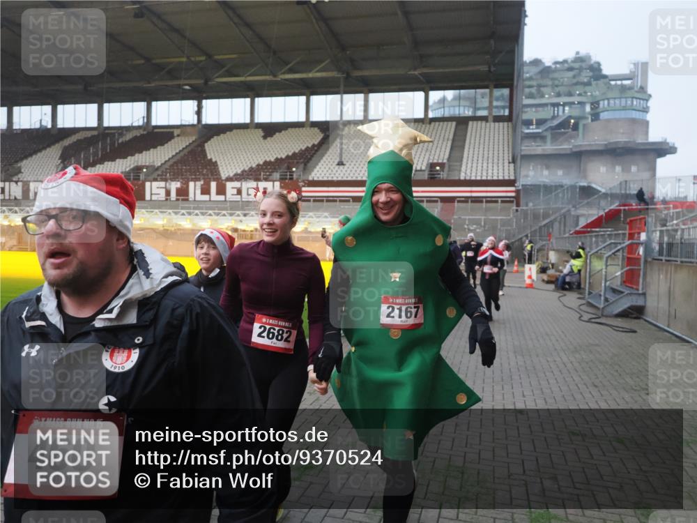07.12.2025 - St. Pauli X-Mass-Run No. 15 Fabian Wolf http://msf.ph/oto/9370524 07.12.2025 10:03:25 Ziel 460, 963, 965, 984, 1484, 1486, 1594, 2682, 2973, 2975, 4193, 4239 meine-sportfotos.de