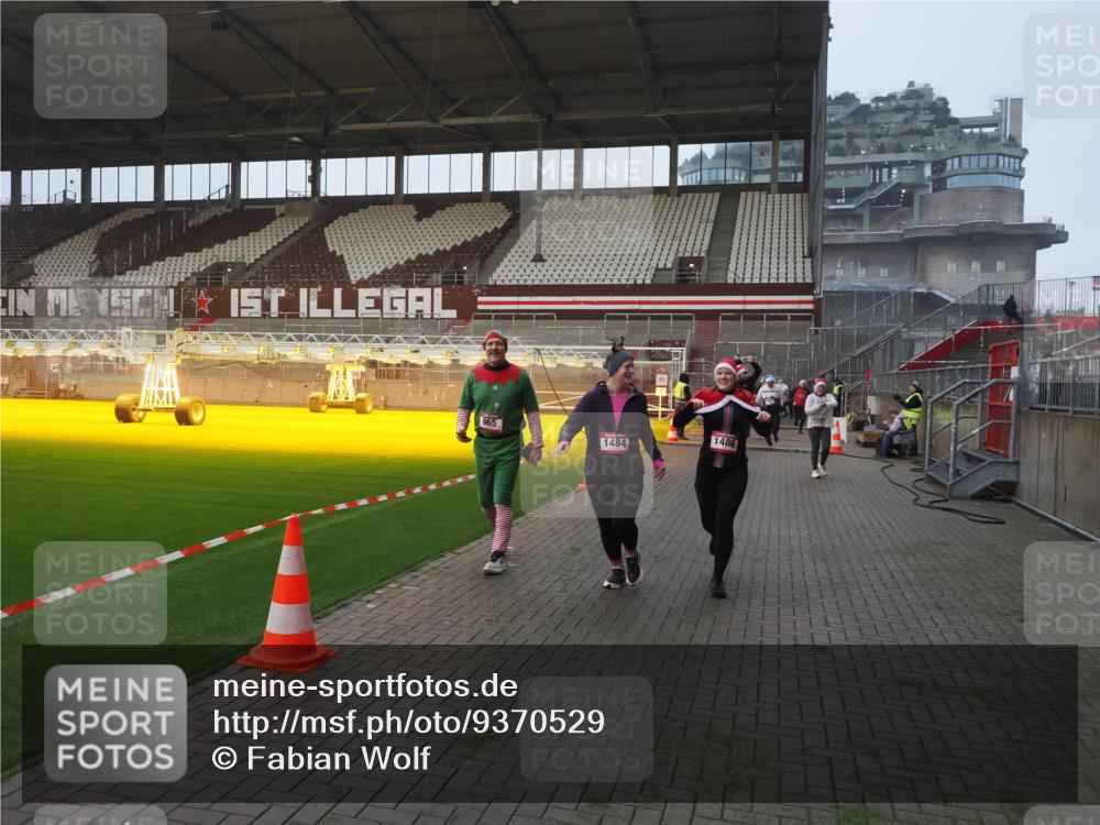 07.12.2025 - St. Pauli X-Mass-Run No. 15 Fabian Wolf http://msf.ph/oto/9370529 07.12.2025 10:03:26 Ziel 358, 460, 963, 965, 984, 1484, 1486, 1594, 2682, 2973, 2975, 4193, 4239 meine-sportfotos.de