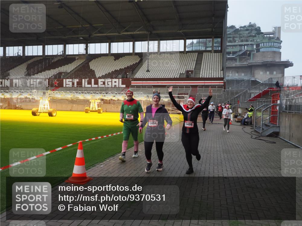 07.12.2025 - St. Pauli X-Mass-Run No. 15 Fabian Wolf http://msf.ph/oto/9370531 07.12.2025 10:03:27 Ziel 358, 460, 963, 965, 984, 1484, 1486, 1888, 2682, 2973, 2975, 4193, 4239 meine-sportfotos.de