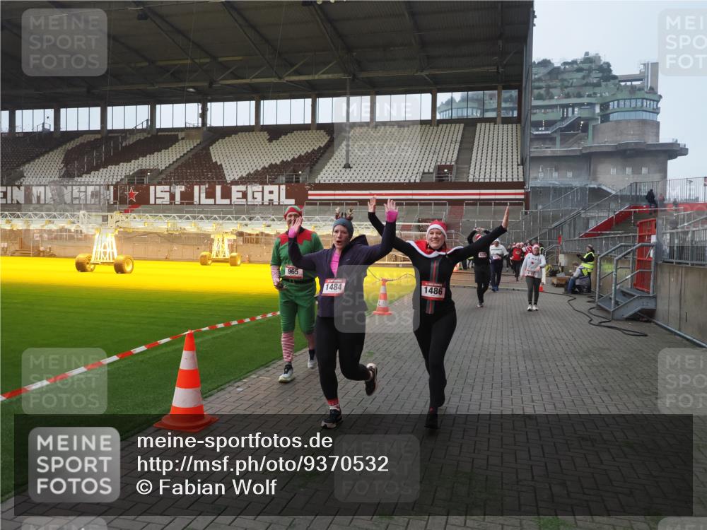 07.12.2025 - St. Pauli X-Mass-Run No. 15 Fabian Wolf http://msf.ph/oto/9370532 07.12.2025 10:03:27 Ziel 358, 460, 963, 965, 984, 1484, 1486, 1888, 2682, 2973, 2975, 4193, 4239 meine-sportfotos.de
