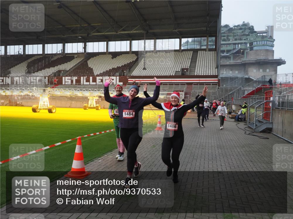 07.12.2025 - St. Pauli X-Mass-Run No. 15 Fabian Wolf http://msf.ph/oto/9370533 07.12.2025 10:03:27 Ziel 358, 460, 963, 965, 984, 1484, 1486, 1888, 2682, 2973, 2975, 4193, 4239 meine-sportfotos.de