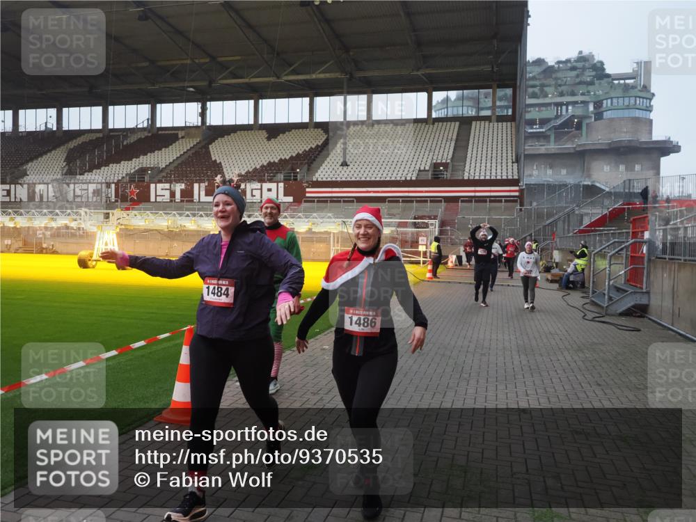07.12.2025 - St. Pauli X-Mass-Run No. 15 Fabian Wolf http://msf.ph/oto/9370535 07.12.2025 10:03:28 Ziel 358, 460, 963, 965, 984, 1484, 1486, 1888, 2682, 2973, 2975, 4193, 4239 meine-sportfotos.de