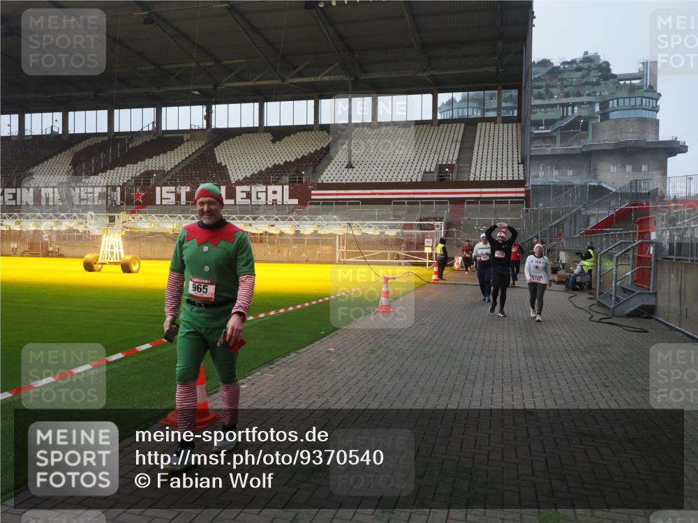 07.12.2025 - St. Pauli X-Mass-Run No. 15 Fabian Wolf http://msf.ph/oto/9370540 07.12.2025 10:03:29 Ziel 358, 460, 965, 984, 1023, 1484, 1486, 1888, 2682, 2973, 2975, 4193, 4239 meine-sportfotos.de