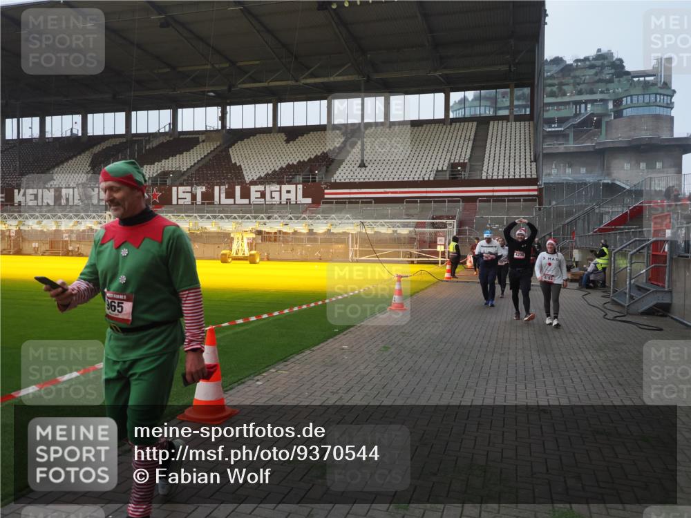07.12.2025 - St. Pauli X-Mass-Run No. 15 Fabian Wolf http://msf.ph/oto/9370544 07.12.2025 10:03:30 Ziel 358, 940, 965, 984, 1023, 1484, 1486, 1888, 2973, 2975, 3334, 4193, 4239, 4660, 4680 meine-sportfotos.de