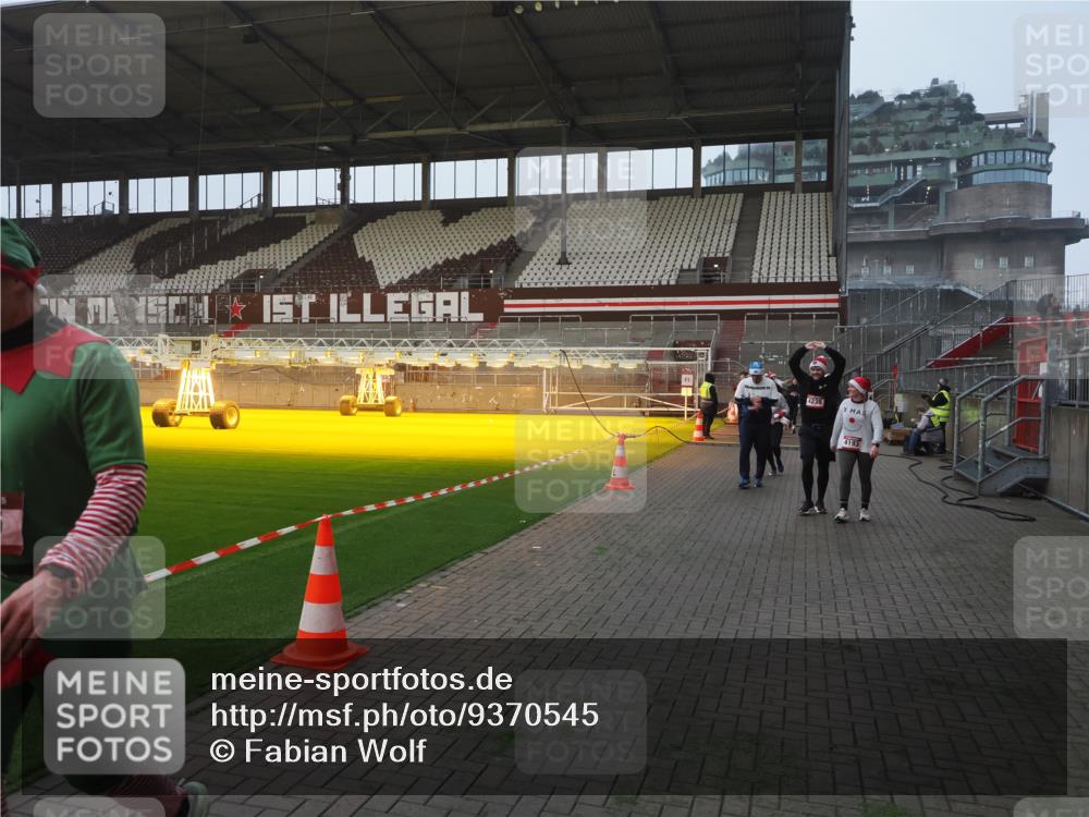 07.12.2025 - St. Pauli X-Mass-Run No. 15 Fabian Wolf http://msf.ph/oto/9370545 07.12.2025 10:03:30 Ziel 358, 940, 965, 984, 1023, 1484, 1486, 1888, 2973, 2975, 3334, 4193, 4239, 4660, 4680 meine-sportfotos.de